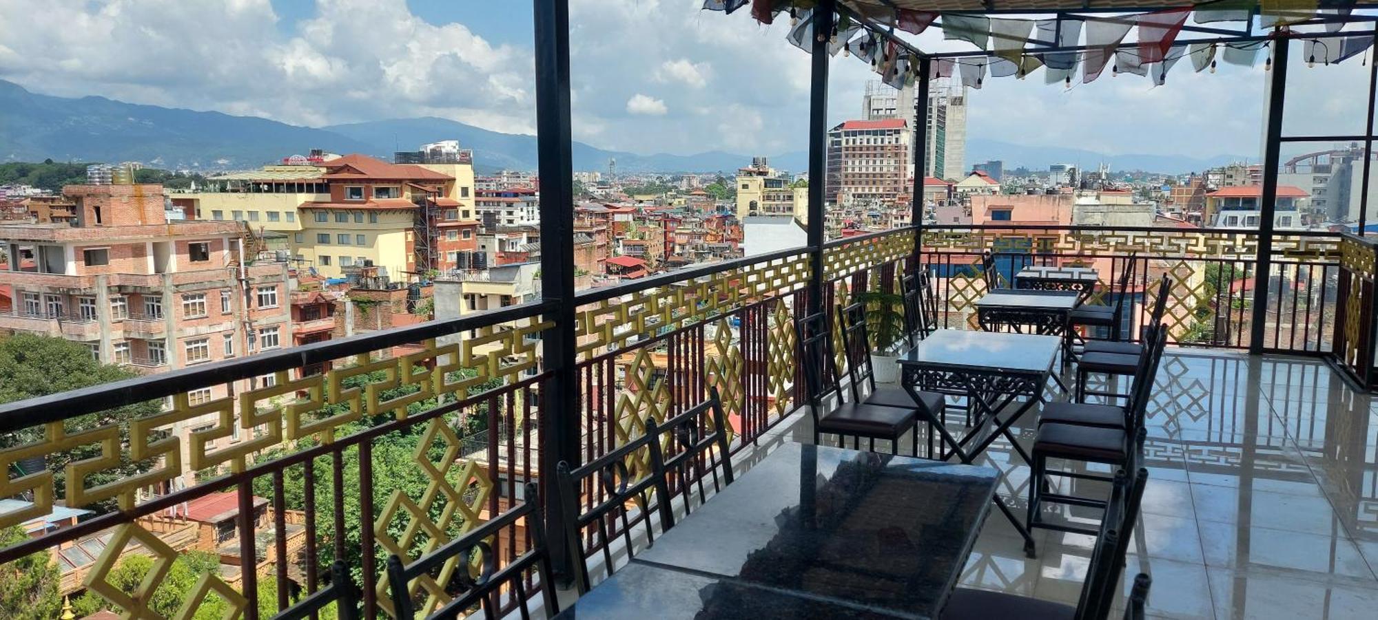 Hotel Yakroo Manang Катманду Екстериор снимка