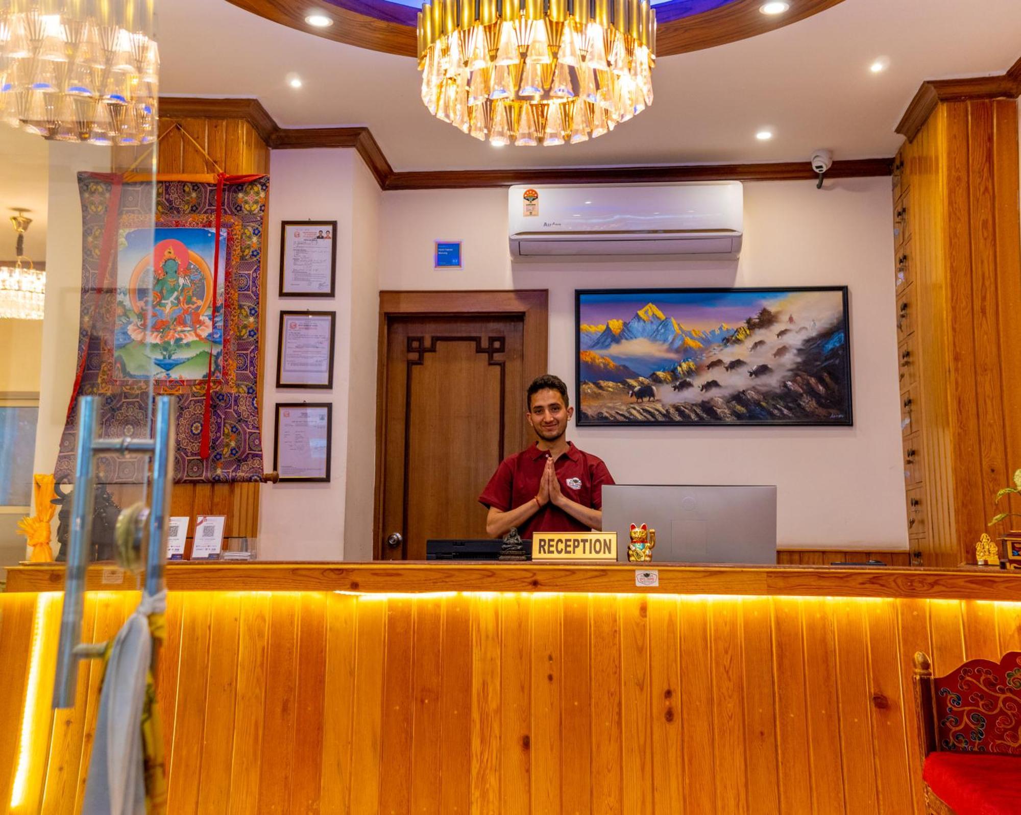 Hotel Yakroo Manang Катманду Екстериор снимка